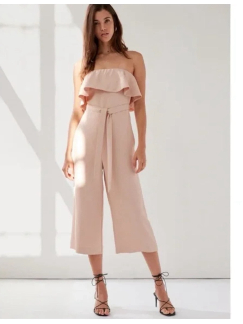 Aritzia Babaton flutter jumpsuit prima rose pink
Ruffle wide leg sz 2